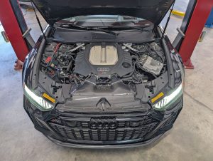 Engine bay of an Audi RS6 Avant.
